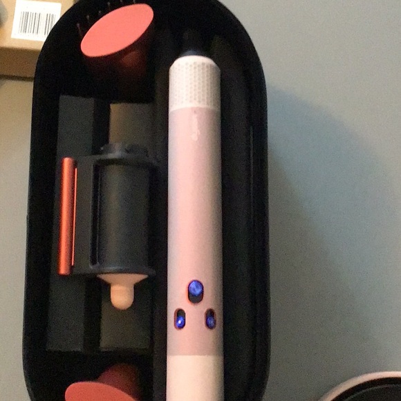 Dyson Airwrap Complete Long in Pink has never been taken out of case - Picture 3 of 8